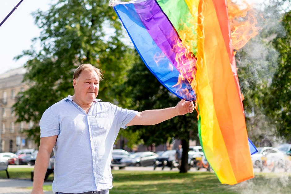 Prie Seimo sudeginta LGBT bendruomenės vėliava