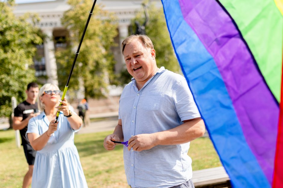 Prie Seimo sudeginta LGBT bendruomenės vėliava