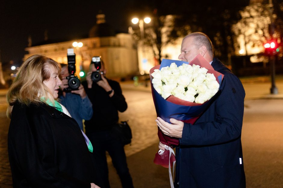 S. Skvernelis, R. Karbauskis ir I. Vėgėlė atvyko į socdemų štabą: kai kurie užsidarė už širmos