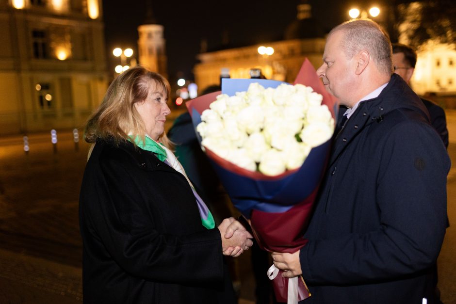 S. Skvernelis, R. Karbauskis ir I. Vėgėlė atvyko į socdemų štabą: kai kurie užsidarė už širmos