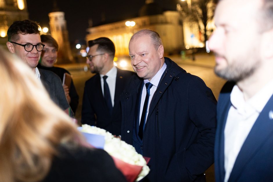 S. Skvernelis, R. Karbauskis ir I. Vėgėlė atvyko į socdemų štabą: kai kurie užsidarė už širmos