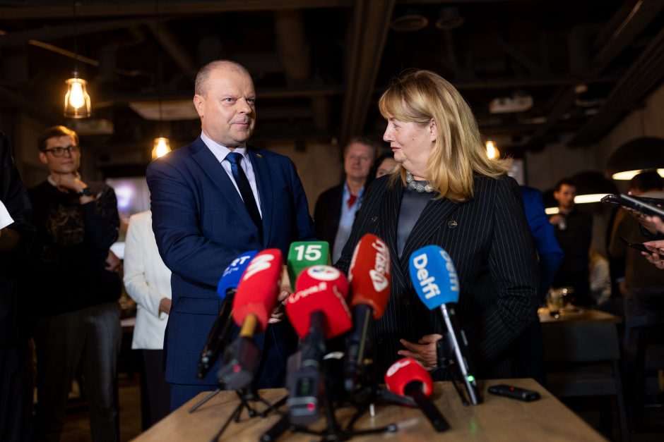 S. Skvernelis, R. Karbauskis ir I. Vėgėlė atvyko į socdemų štabą: kai kurie užsidarė už širmos