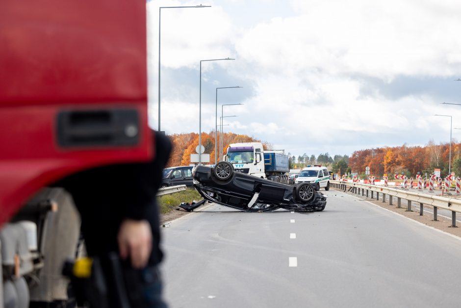 BMW apvirto ant stogo: sunkiai apgirtęs vairuotojas – ligoninėje