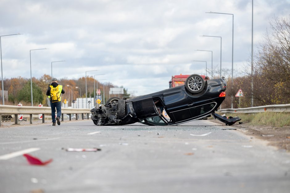 BMW apvirto ant stogo: sunkiai apgirtęs vairuotojas – ligoninėje