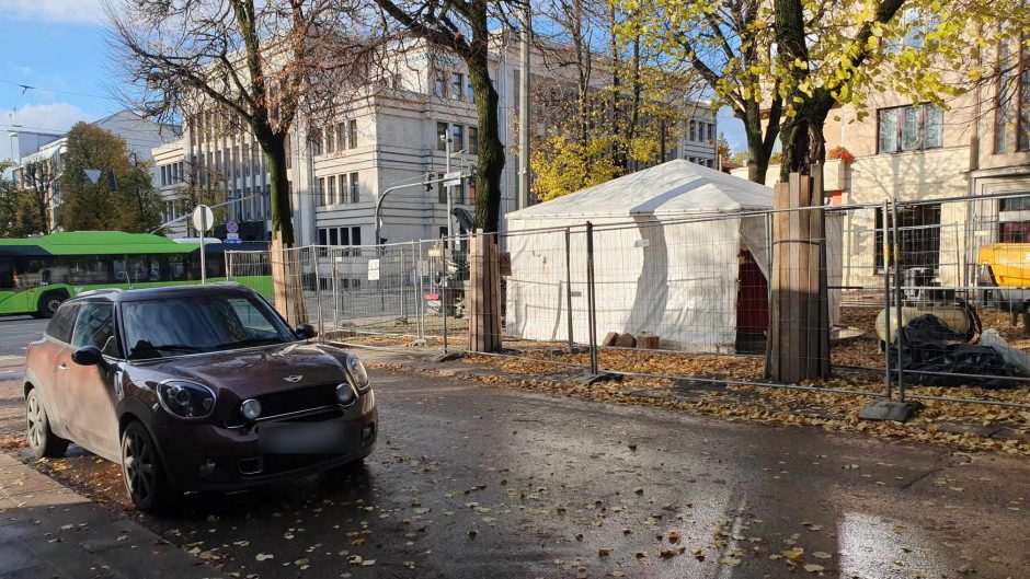 Policijos obelisko statybos paslėptos nuo praeivių akių