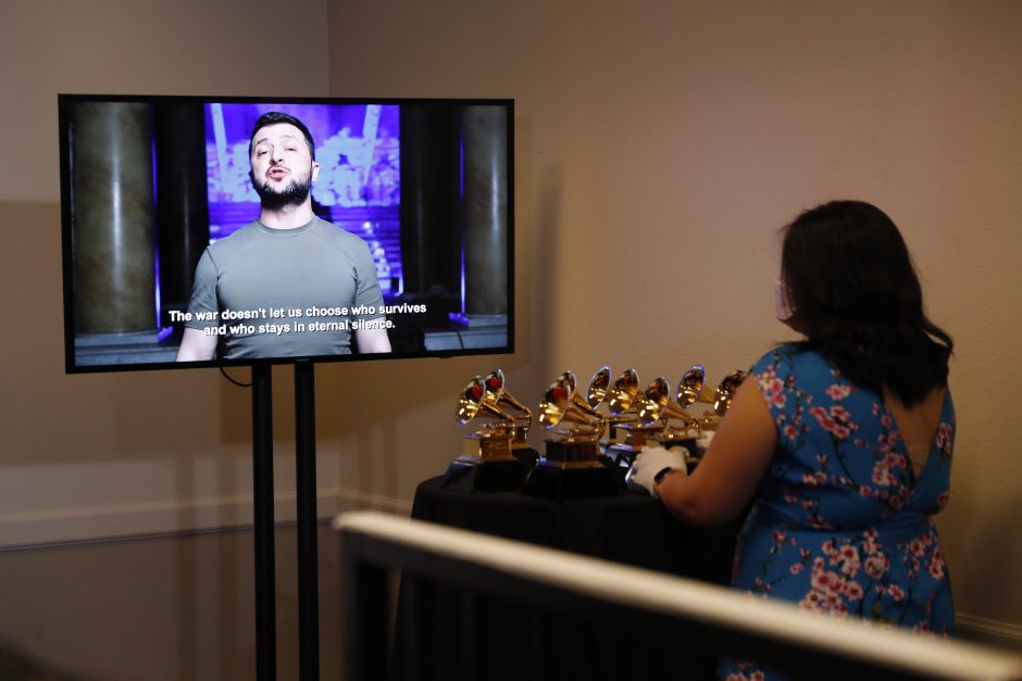 V. Zelenskis poetės žodžiais kreipėsi į „Grammy“ apdovanojimų ceremonijos dalyvius