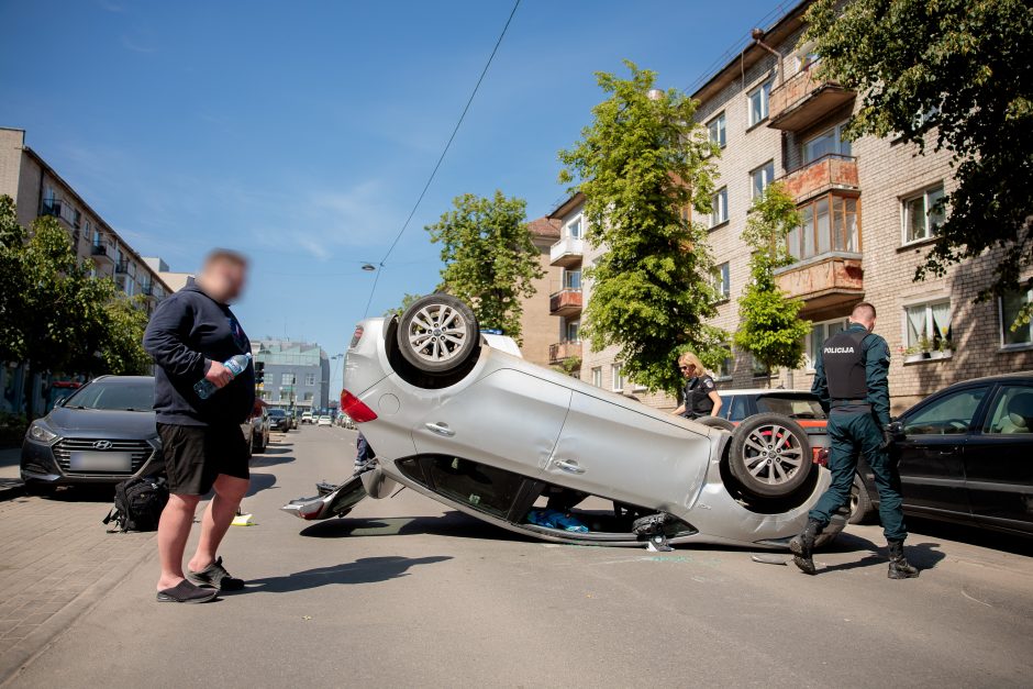 Prie policijos pastato automobilis apsivertė ant stogo: vairuotojas – girtas (papildyta)