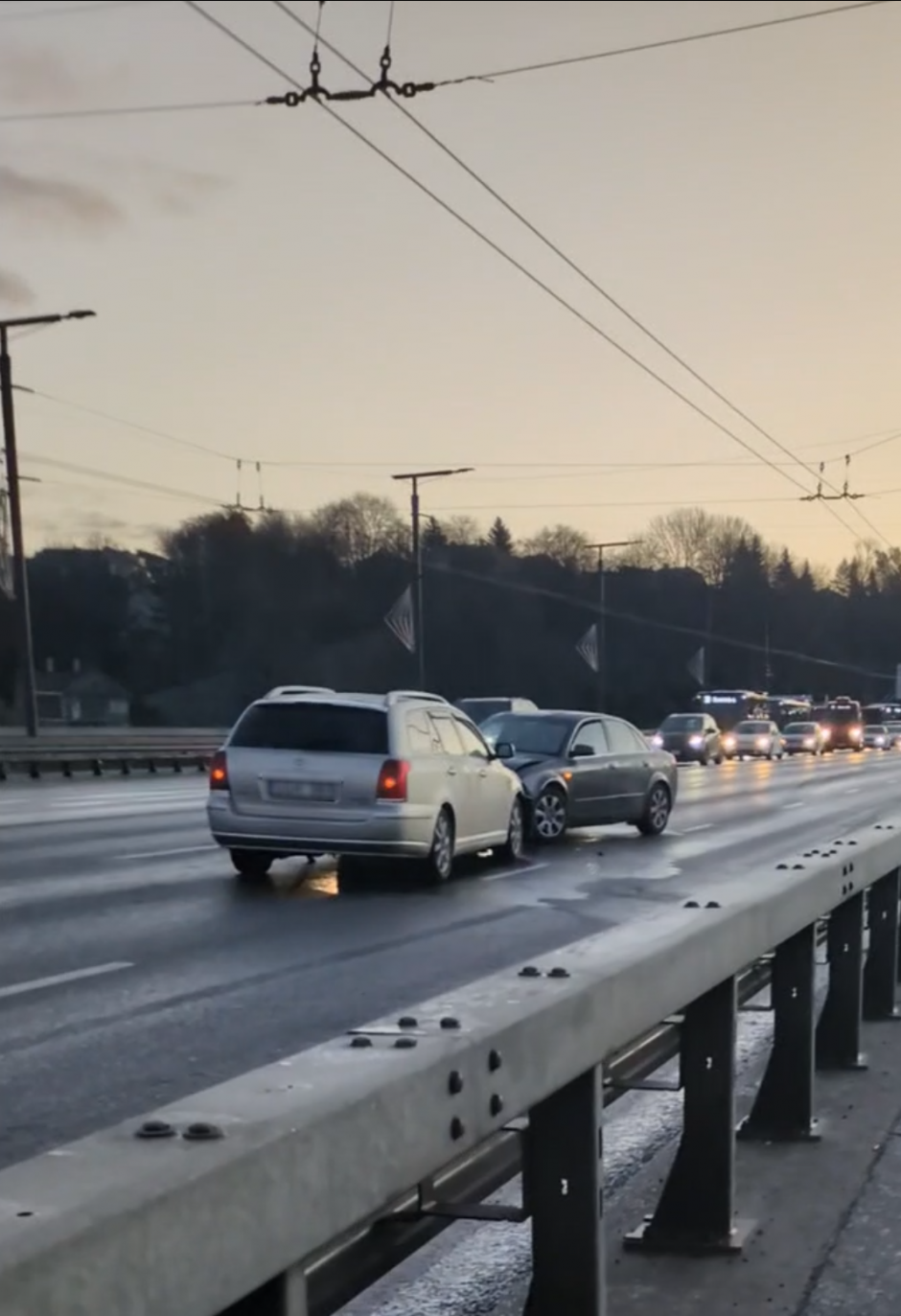 Rytinio chaoso įkaitai – ir ugniagesiai gelbėtojai: taranuota įvykio vieton skubėjusi autocisterna