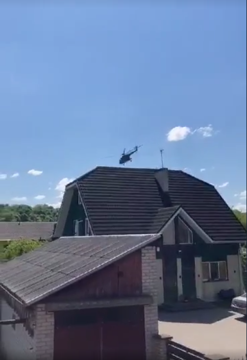 Kauniečiai fiksuoja itin žemai skrendančius karinius sraigtasparnius: gali ir stogą nurauti