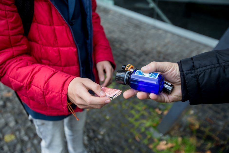 Seimas balsuos dėl didesnių baudų už e. cigarečių pardavimo nepilnamečiams