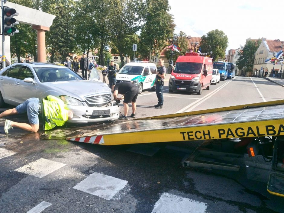 Klaipėdos centre kelio nepasidalijo „Mercedes-Benz“ ir „Citroen“: viena mašina rėžėsi į stulpą
