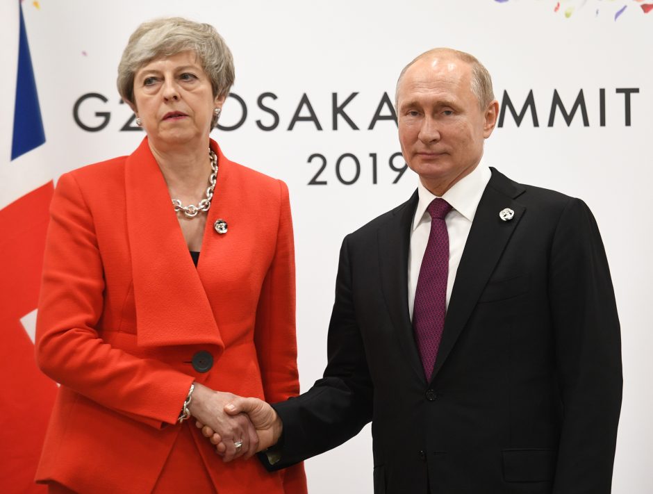 Britanijos premjerė paragino V. Putiną nutraukti destabilizuojančius veiksmus