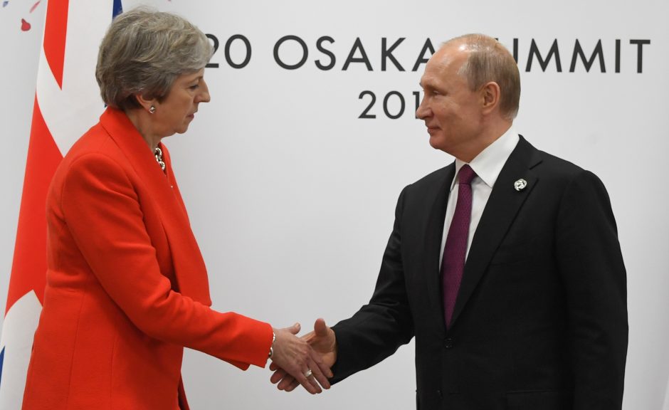 Britanijos premjerė paragino V. Putiną nutraukti destabilizuojančius veiksmus