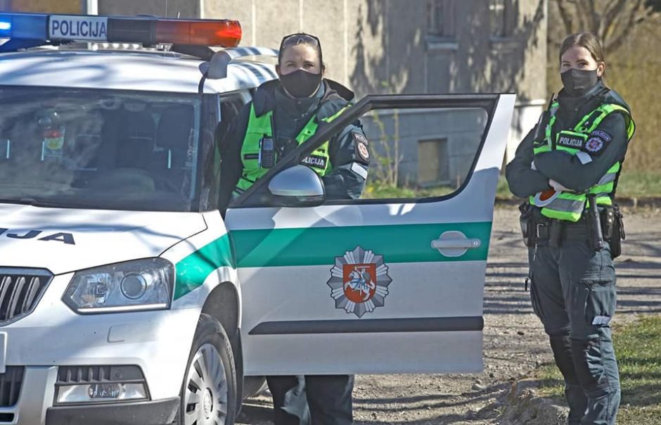 Patikros tęsiasi: šimtai važiuojančiųjų į pajūrį turėjo traukti namo