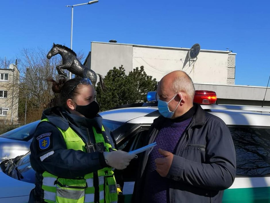 Patikros tęsiasi: šimtai važiuojančiųjų į pajūrį turėjo traukti namo