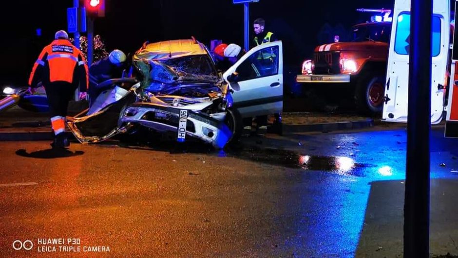 Radviliškyje po sunkvežimio avarijos eismas atnaujintas, trąšos nepavojingos