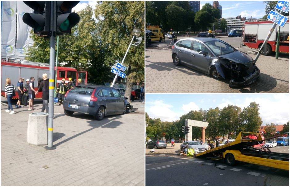 Klaipėdos centre kelio nepasidalijo „Mercedes-Benz“ ir „Citroen“: viena mašina rėžėsi į stulpą