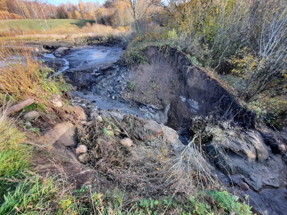 Per plauką nuo nelaimės: Kartenoje įgriuvo tvenkinio pylimas