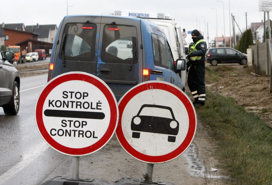 Gyventojai kelių blokadomis atskiriami nuo rajono centro: užkardos – neteisėtos?