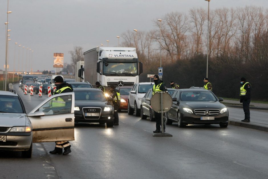 Gyventojai kelių blokadomis atskiriami nuo rajono centro: užkardos – neteisėtos?