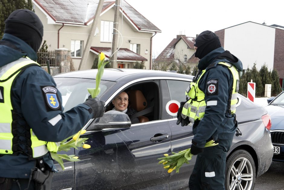 Klaipėdos pareigūnai dalijo gėles ir šypsenas