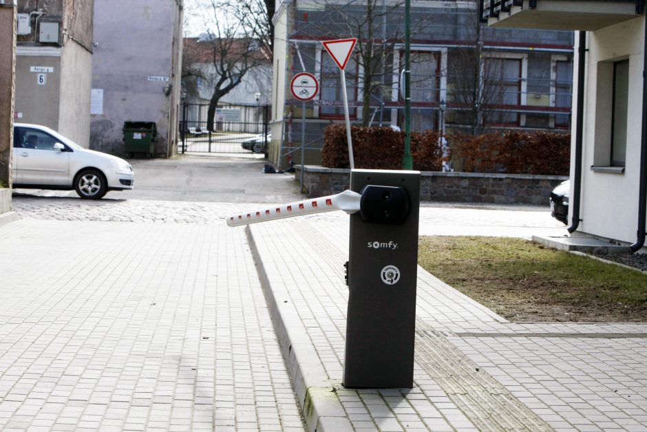 Benamis Bangų gatvėje pyktį išliejo ant užkardos