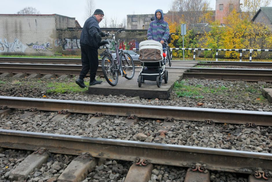 Perėjoje per geležinkelį – kliūtys klaipėdiečiams