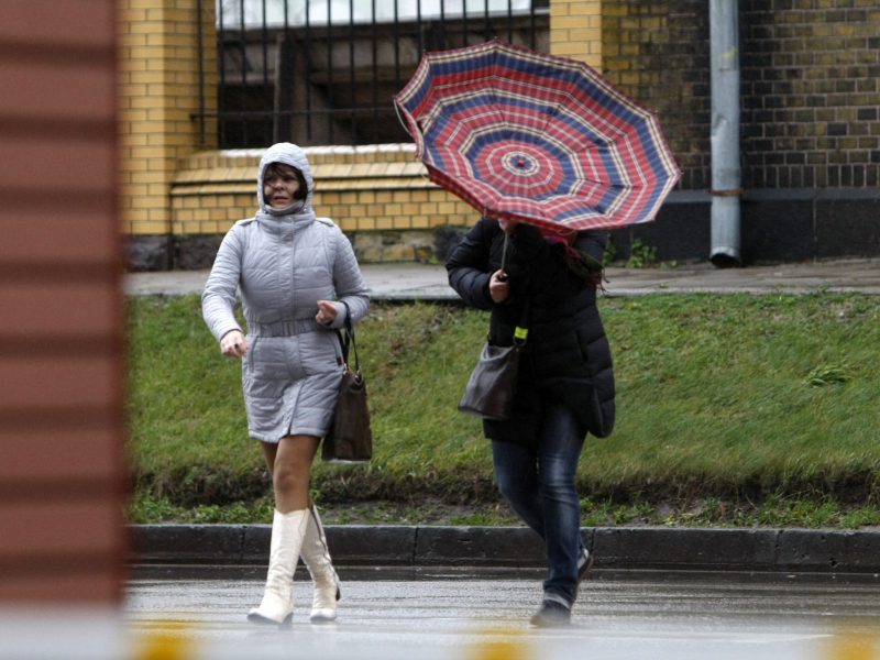 Įspėja: naktį eismo sąlygas sunkins stiprūs vėjo gūsiai