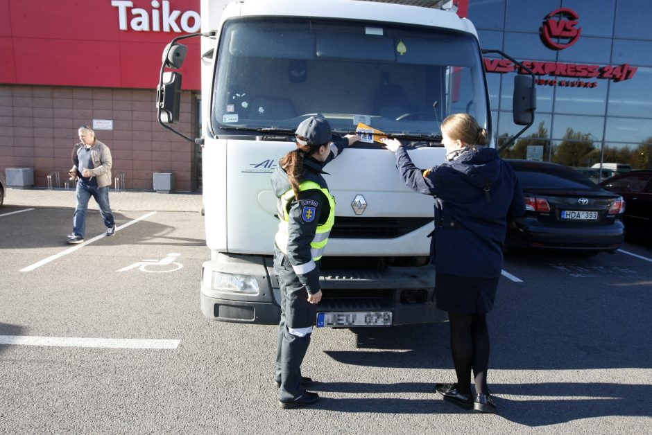 Neįgaliųjų vietose – sveikųjų mašinos