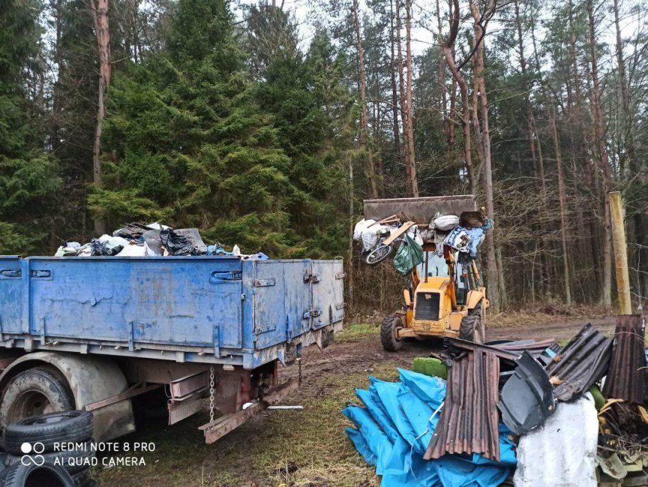 Miškininkai griebiasi už galvų: per tris mėnesius miške – 14 tonų šiukšlių