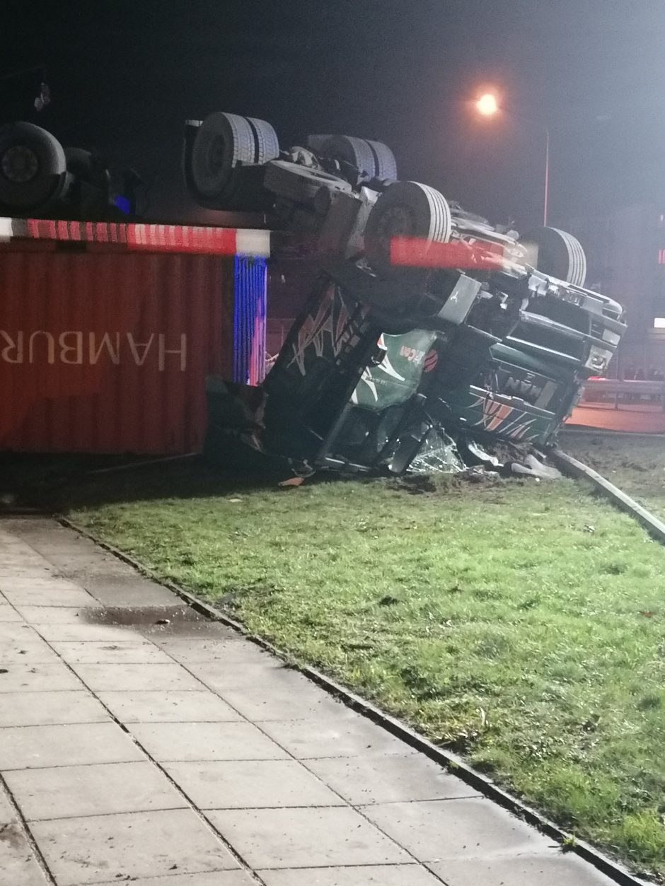 Radviliškyje po sunkvežimio avarijos eismas atnaujintas, trąšos nepavojingos