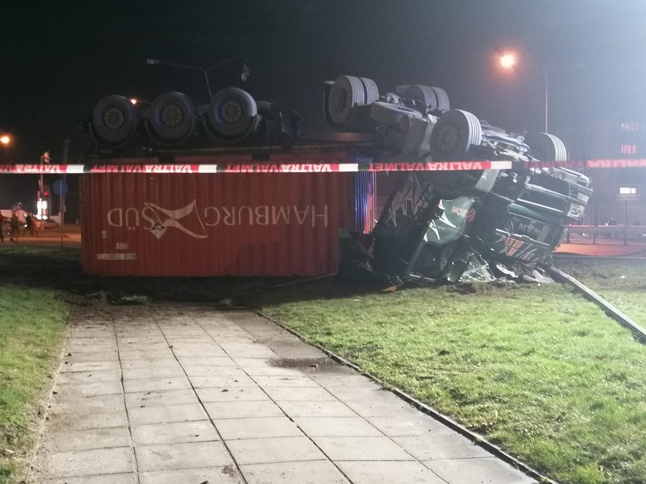 Radviliškyje po sunkvežimio avarijos eismas atnaujintas, trąšos nepavojingos