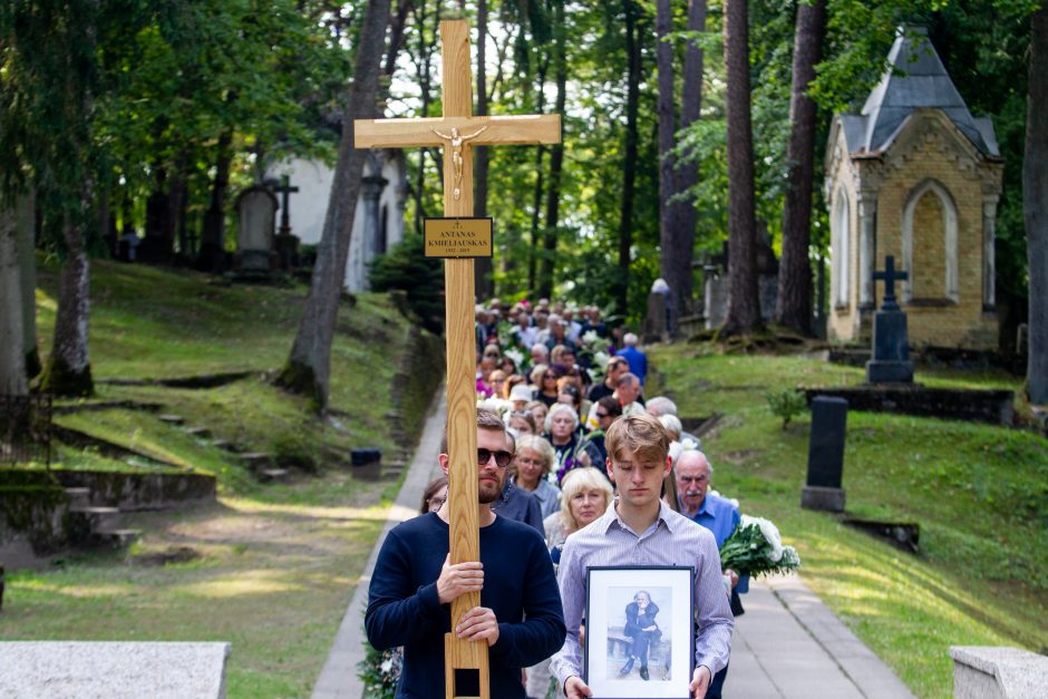 Į paskutinę kelionę palydėtas Nacionalinės premijos laureatas A. Kmieliauskas