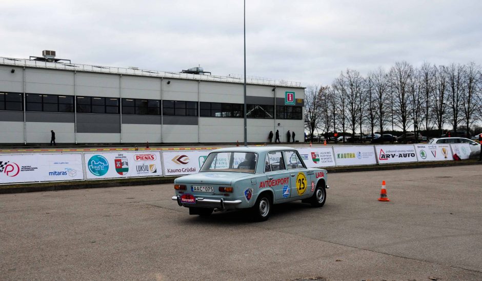 Šalies automobilių sporto veteranai Kauno rajone pasidžiaugė „mažuoju Dakaru“