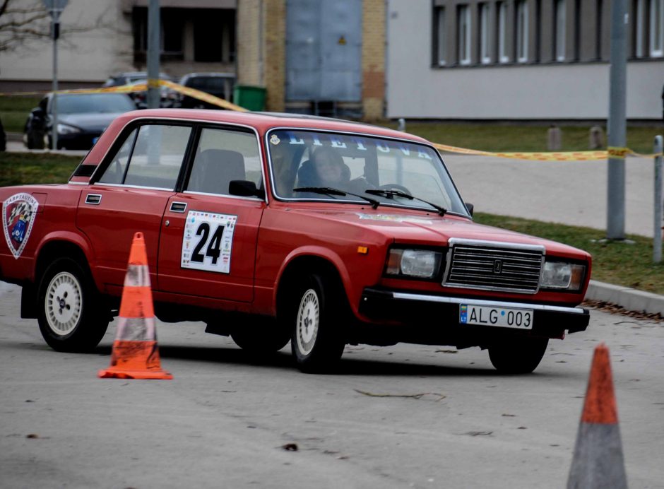 Šalies automobilių sporto veteranai Kauno rajone pasidžiaugė „mažuoju Dakaru“