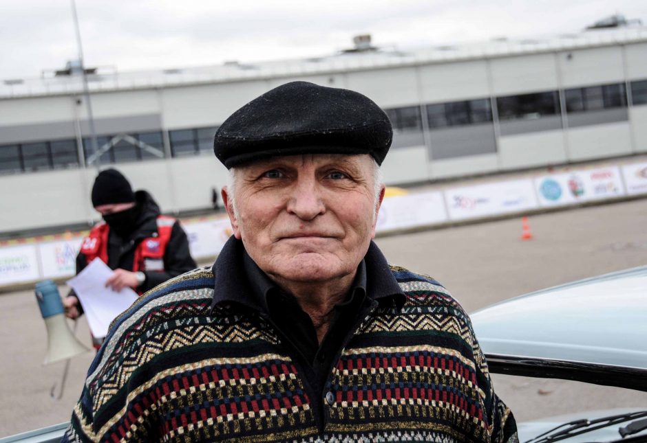 Šalies automobilių sporto veteranai Kauno rajone pasidžiaugė „mažuoju Dakaru“