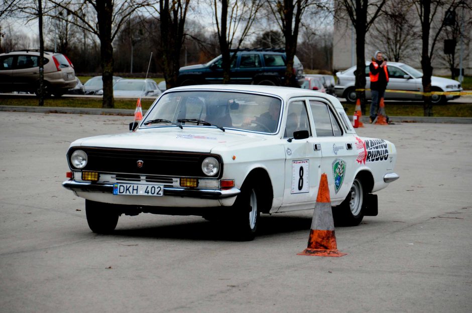 Šalies automobilių sporto veteranai Kauno rajone pasidžiaugė „mažuoju Dakaru“