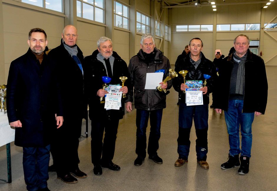 Šalies automobilių sporto veteranai Kauno rajone pasidžiaugė „mažuoju Dakaru“