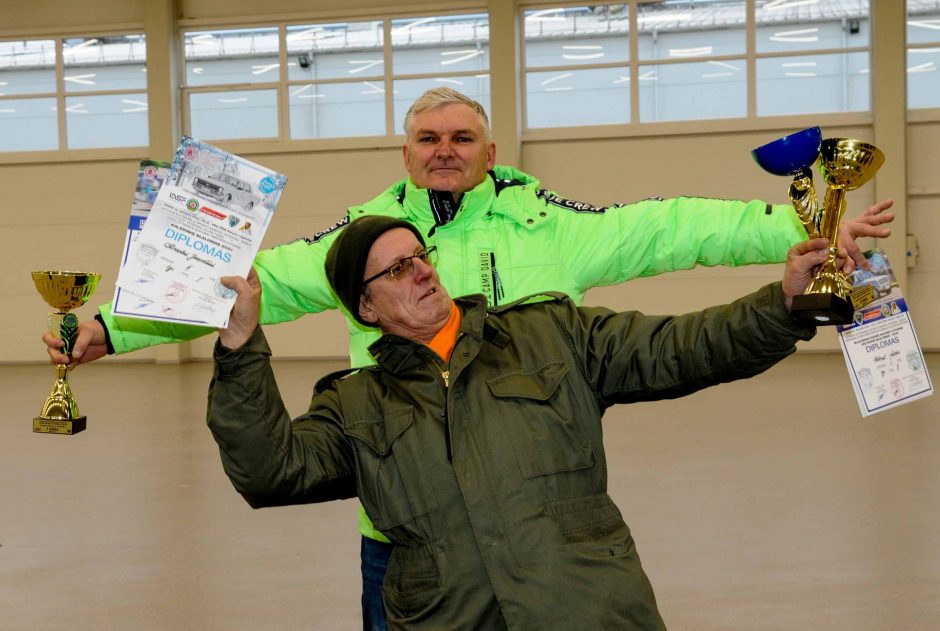 Šalies automobilių sporto veteranai Kauno rajone pasidžiaugė „mažuoju Dakaru“