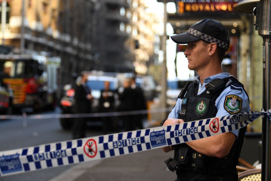 Australijoje policija nušovė vyrą, prekybos centre peiliu sužalojusį kelis žmones