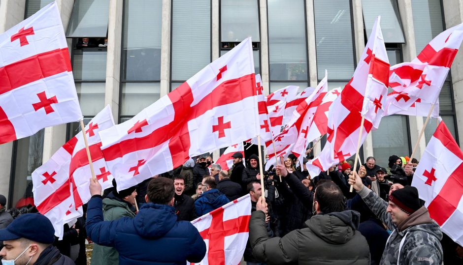 Įtampa Sakartvele: policija sulaikė dešimtis opoziciją palaikančių protestuotojų