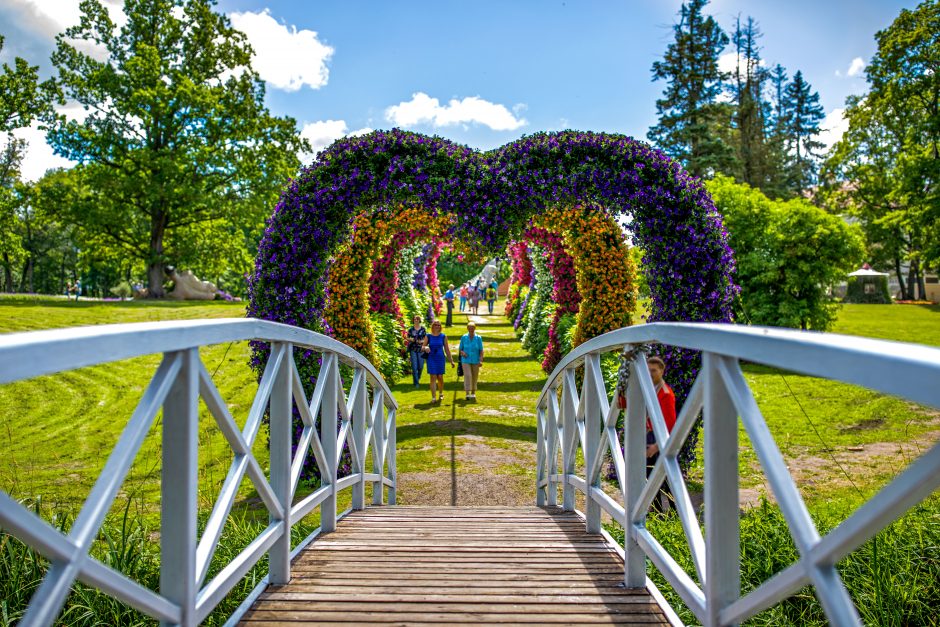 Nepraleiskite: Pakruojo dvaro gėlių festivalyje vyks konkursas „Meilės arkos 2020“