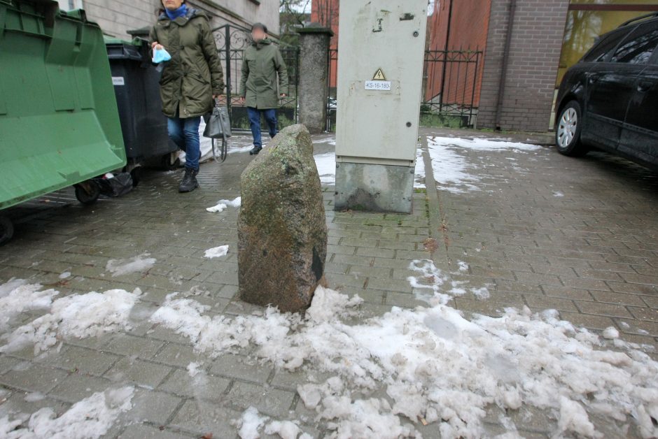 Gatvėje – trauma dėl paveldinio akmens: valdininkai susirūpino pėsčiųjų saugumu