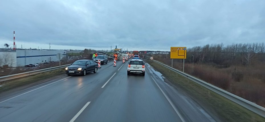 Po priekaištų lavinos dėl atsivėrusios duobės puolė asfaltuoti kelią