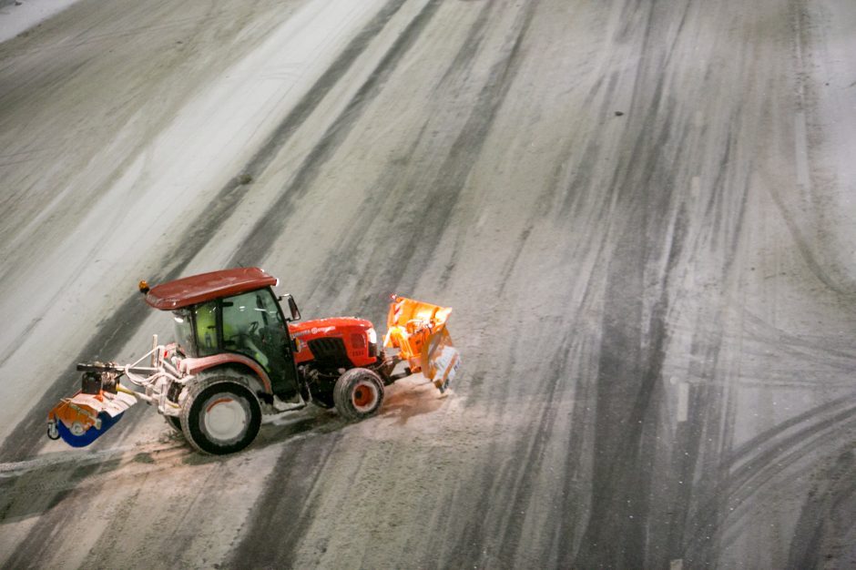 Vairuotojai, būkite atsargūs: kai kurių rajonų keliuose yra slidžių ruožų