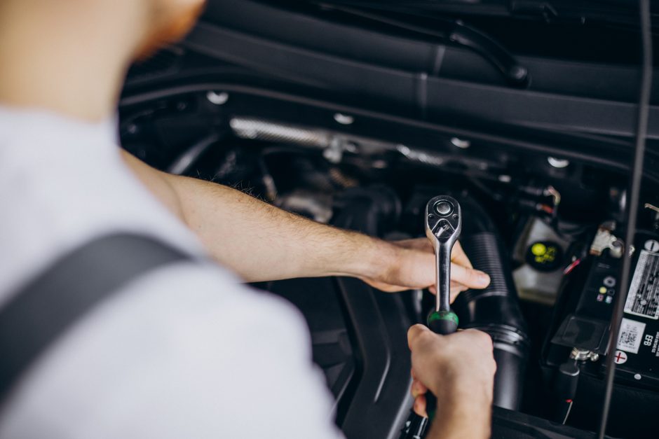 Didžiausi pasaulio automobilių gamintojai stabdo gamyklų Rusijoje veiklą, tiekimą