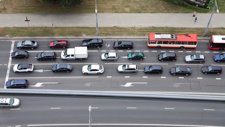 Siūlomas automobilių pirmos registracijos mokestis: siekia rūpintis klimato kaita