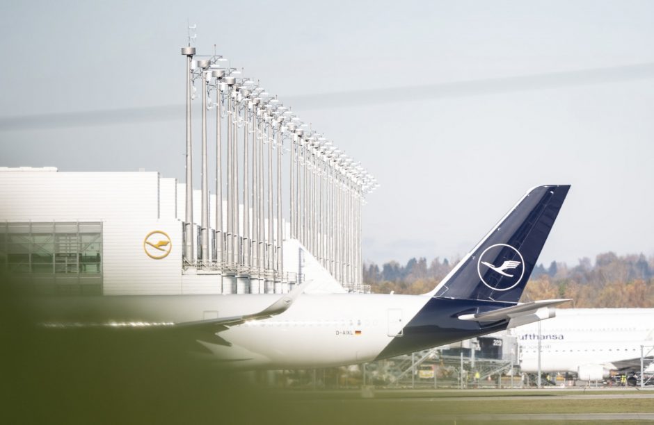 Tęsiasi „Lufthansa“ skrydžių palydovų streikas: atšaukta šimtai skrydžių