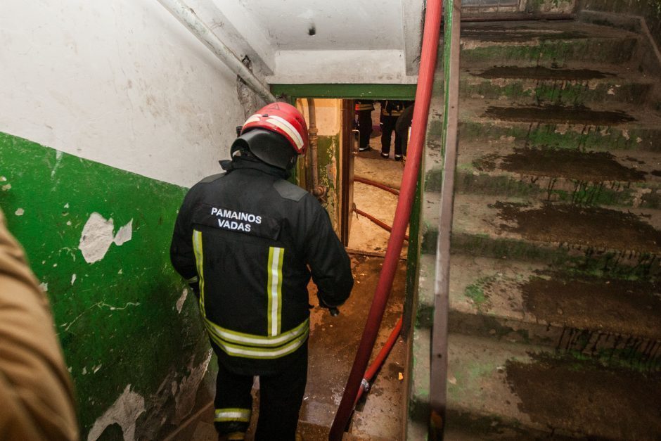 Daugiabučio balkone užkurta kepsninė ant kojų sukėlė Kauno specialiąsias tarnybas