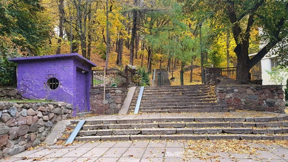 Laisvės alėjoje iš tolo violetine spalva rėkęs namukas perdažytas baltai